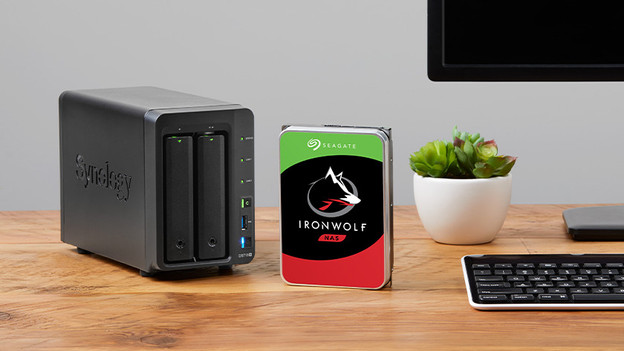 Eine Seagate Ironwolf HDD neben einem Synology-NAS