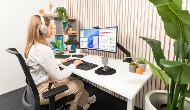 Frau vor einem Monitor