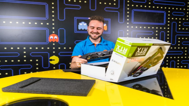 Experte nimmt eine NVIDIA RTX-Grafikkarte aus der Verpackung