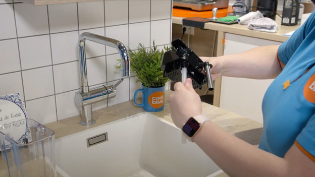 Entferne das Milchausgabe- und Milchansaugrohr