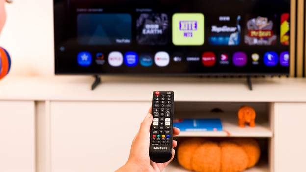 Expert uses the Samsung remote.