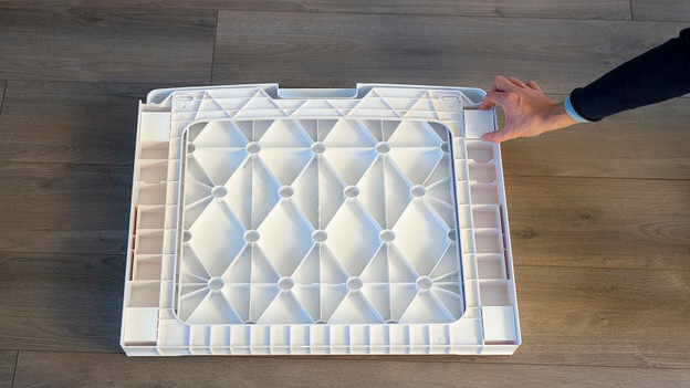 Drücke zuerst die 4 weißen Streifen fest.