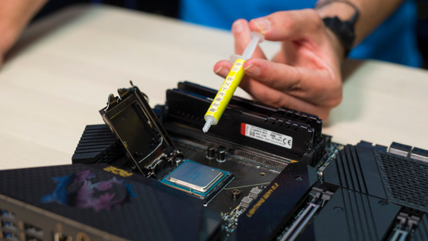 Expert applies thermal paste on the new processor