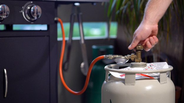 Gasflasche des Gasgrills schließen