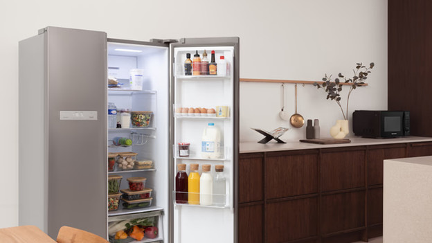 Grauer oder silberfarbener Kühlschrank