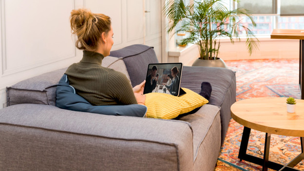 Frau mit Laptop auf einem Sofa