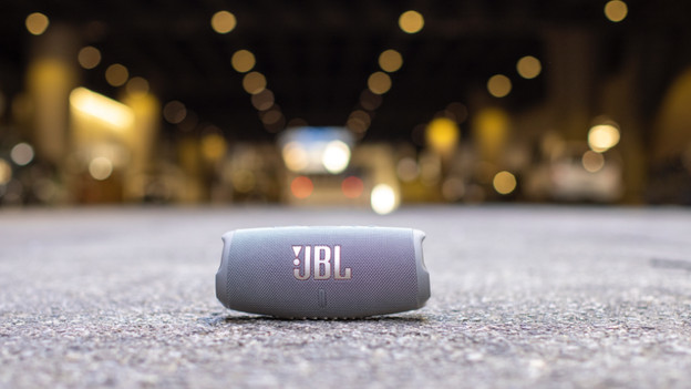 JBL Charge 5: put it in your bag