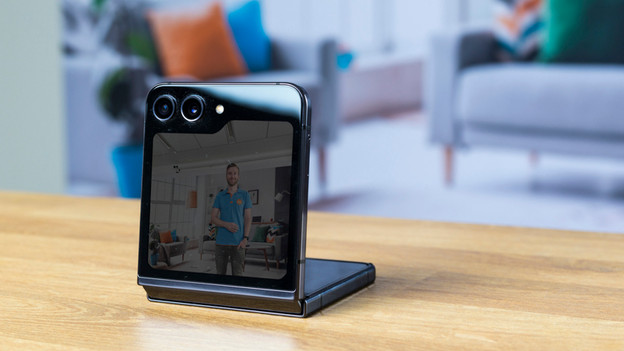 Samsung Flip 5 review taking hands-free selfies