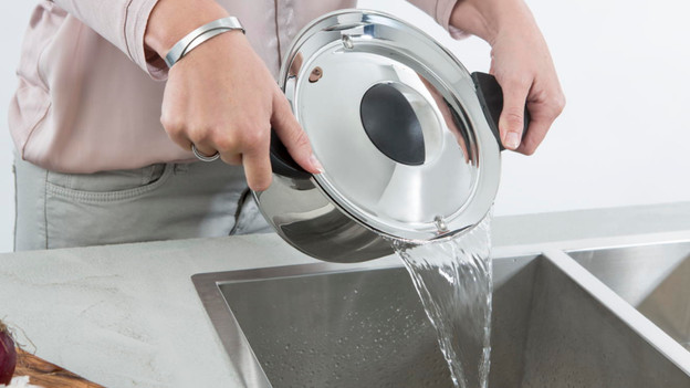 Pour liquids safely and easily