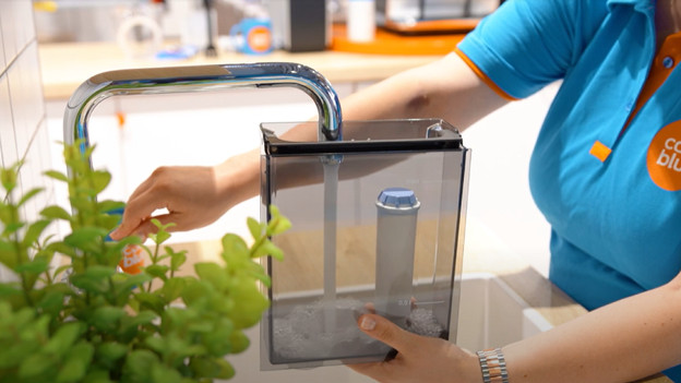 Setze den Wasserfilter ein