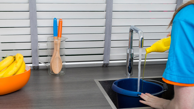 Stelle eine Seifenlauge her