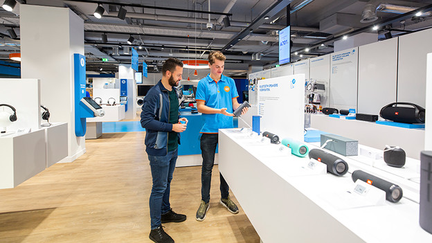 Bluetooth-Lautsprecher im Laden ansehen