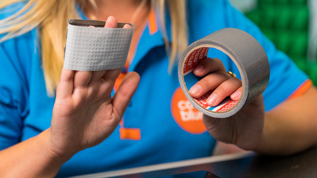 Gewebeband um den Finger gewickelt