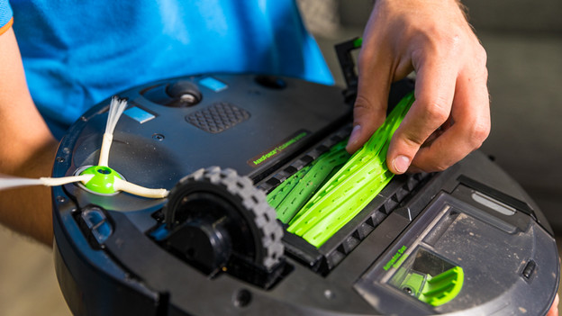 Robot vacuum brushes