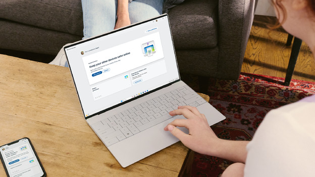 Mann arbeitet an einem Laptop.