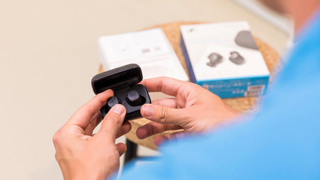 In-Ear-Kopfhörer in den Händen