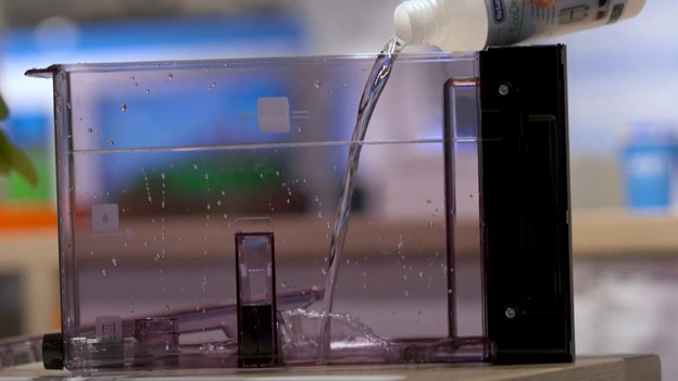 Gieße das Entkalkungsmittel in den Wassertank