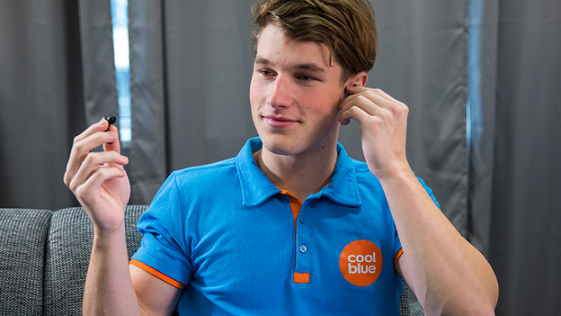 In-Ear-Kopfhörer aus den Ohren nehmen