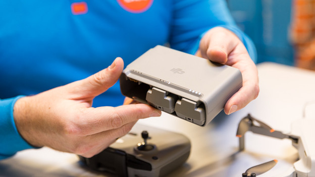 Lade den Akku und die Fernbedienung auf