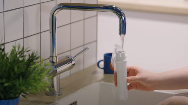 Setze den Wasserfilter ein