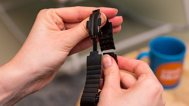 Ziehe die Glieder vorsichtig auseinander.