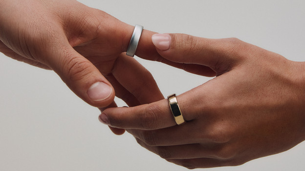 Zwei Hände mit Oura Ringen