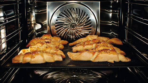 Backofen mit Croissants