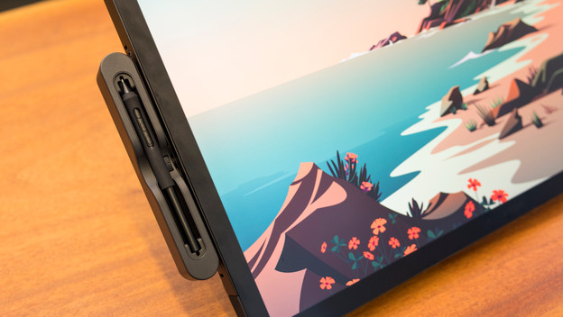 Pro Pen 3 in Halterung, ans Grafiktablett geschraubt