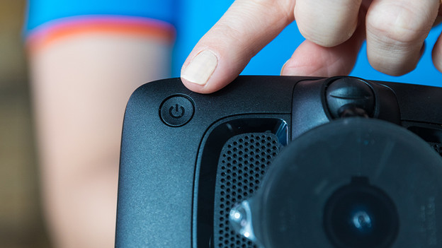 Halte den Netzschalter 30 bis 60 Sekunden lang gedrückt