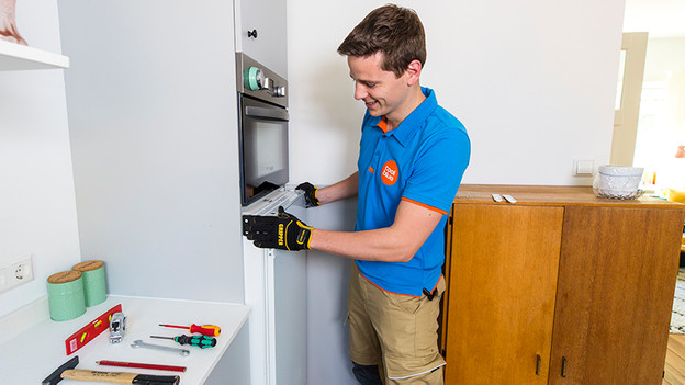 Coolbluer holt Kühlschrank aus der Nische