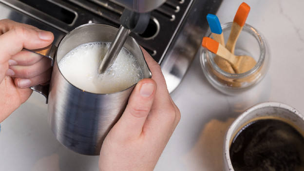 Dampflanze im Krug mit Milch