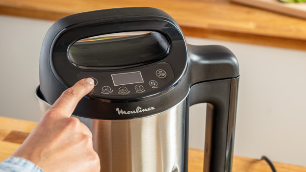 Soup maker with pre-programmed settings