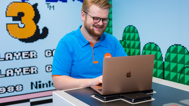 Spezialist bei der Arbeit am Apple MacBook Air