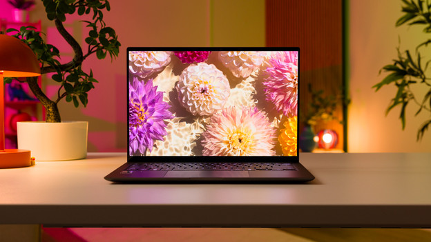 Mann spielt ein Game auf einem Gaming-Laptop.