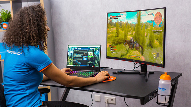 Witcher auf Gaming-Laptop und -Monitor.
