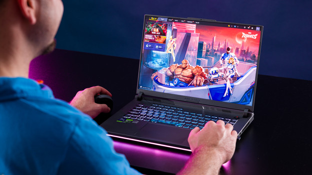 Beratungsprofi spielt auf einem NVIDIA Slim Gaming Laptop