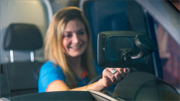 TomTom GO Discover with window mount