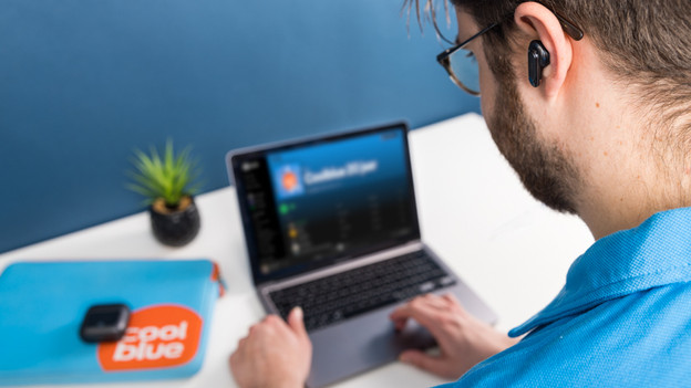 In-Ear-Kopfhörer mit Laptop verbunden