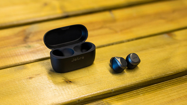 Jabra In-Ear-Kopfhörer auf dem Tisch