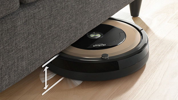 Saugroboter gelangt unter Möbel 