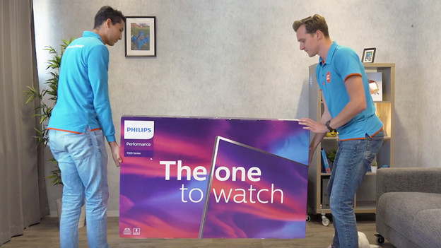 Karton mit Fernseher hochheben