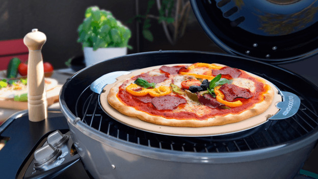 Wie benutzt man einen Pizzastein auf dem Grill?