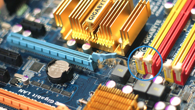 RAM-Steckplätze auf einem Motherboard.