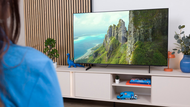 Expert sits in front of the Samsung DU7179 TV.