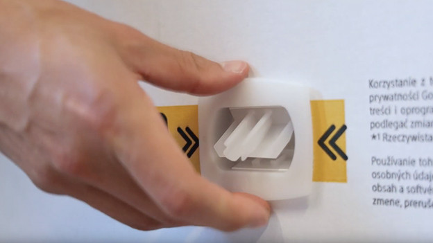 Den Karton mit dem Fernseher durch Clips öffnen