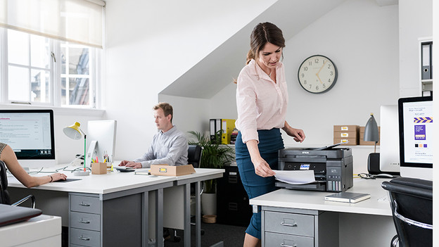 Frau schaut auf Ausdruck