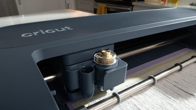 Eine Tiefprägungsspitze am Cricut Gerät befestigen