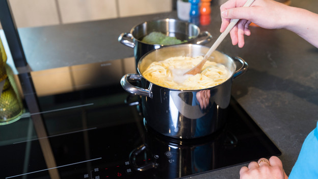 Kasserolle und Kochtopf mit Gemüse auf dem Herd