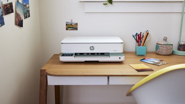 HP Envy 6130e auf dem Schreibtisch