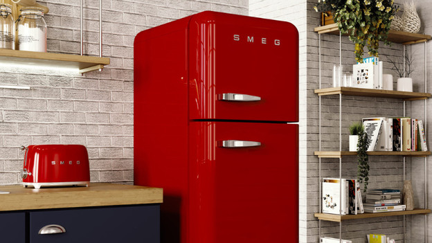 Roter SMEG FAB30 in der Küche